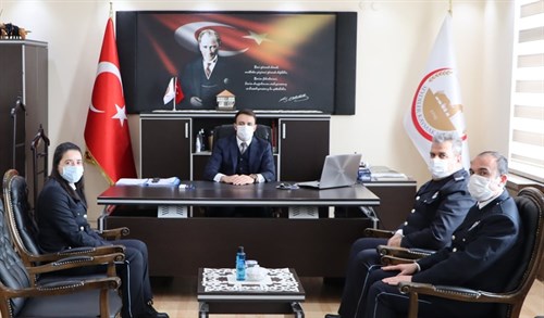 Kaymakamımız Sayın Semih MEMİŞ İlçe Emniyet Amirliği Personelini Makamında Kabul Etti.